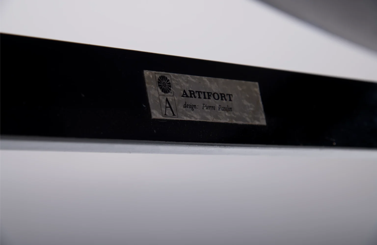 Artifort F444