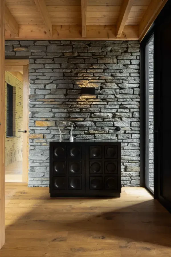 Barkast dat is geplaatst binnen Het Stenen Huis door Studio Menzèl