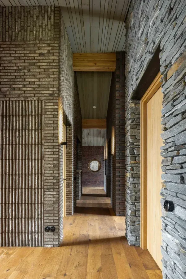 Hal en doorgang binnen Het Stenen Huis